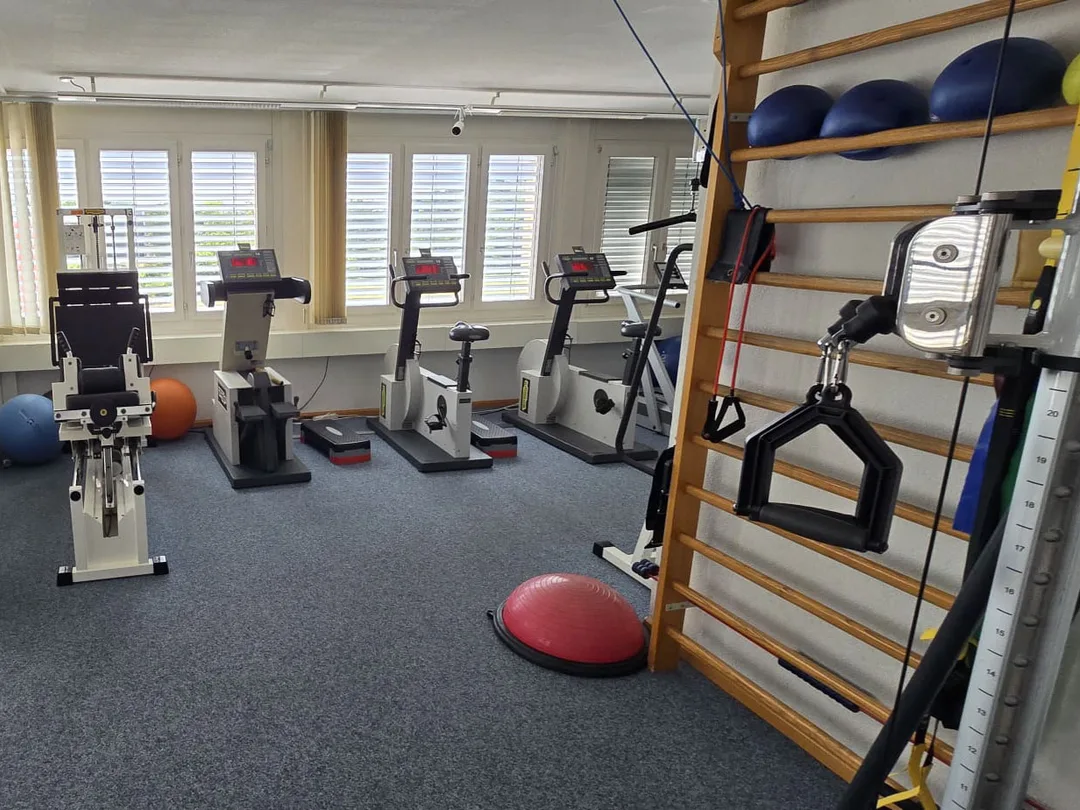 Trainingsfläche mit Fitnessgeräten
