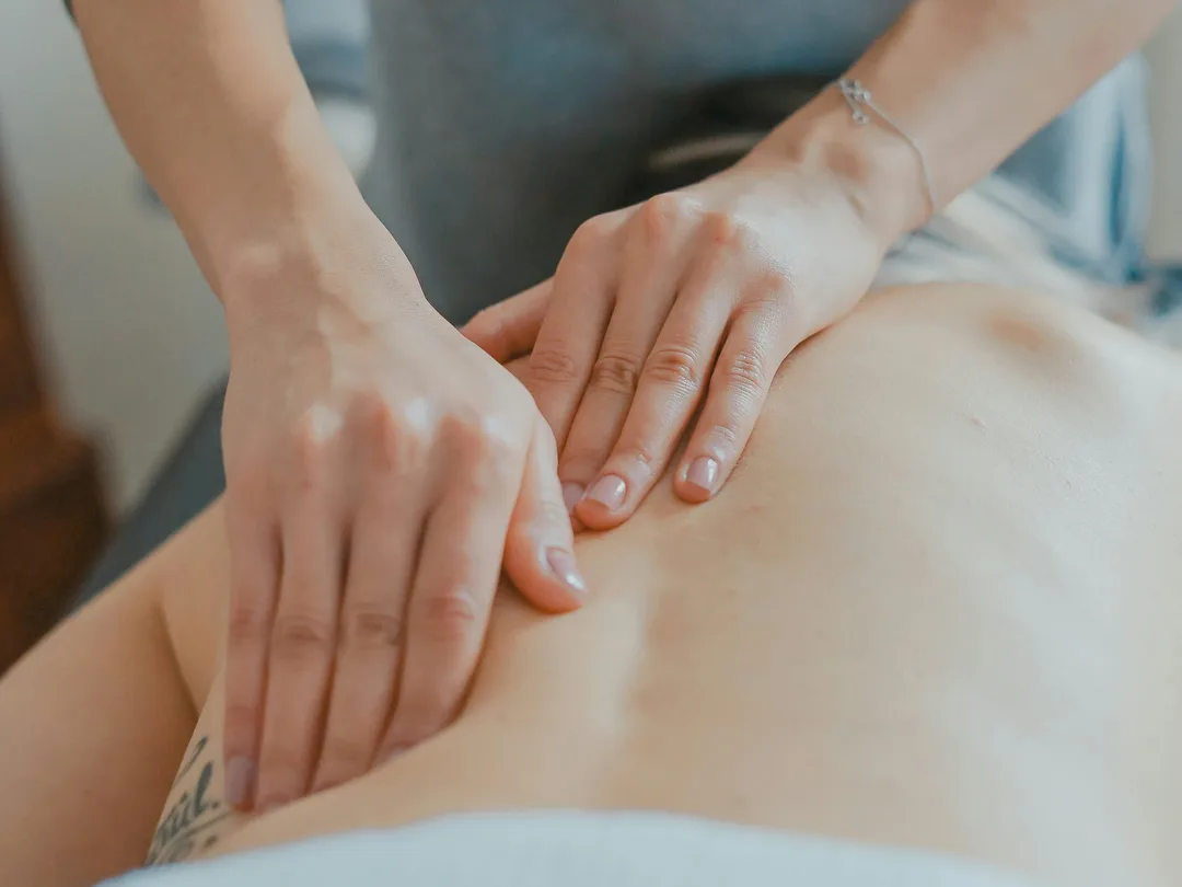 Medizinische Massage im Kopf- und Gesichtsbereich