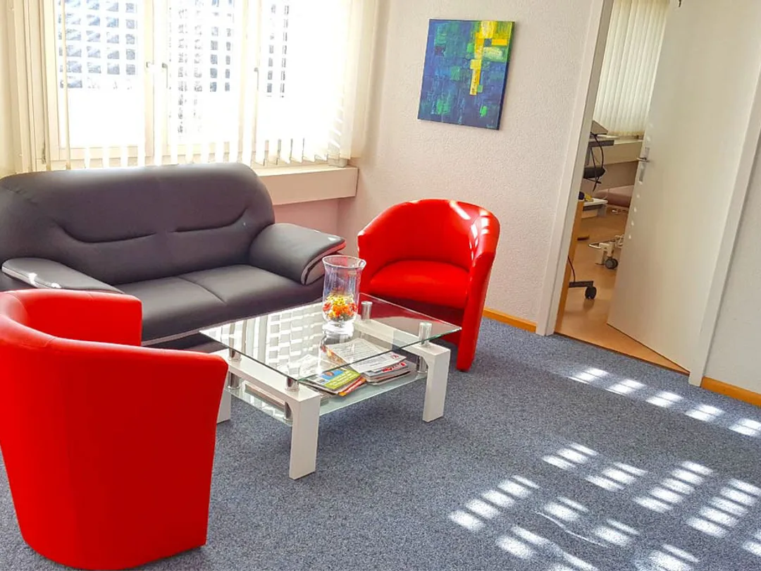 Gemütliches Wartezimmer mit Sitzecke