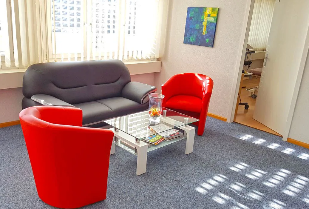 Einladender Wartebereich der Physiotherapie Murgenthal